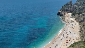 Vlak bij het strand, ligstoelen aan het strand