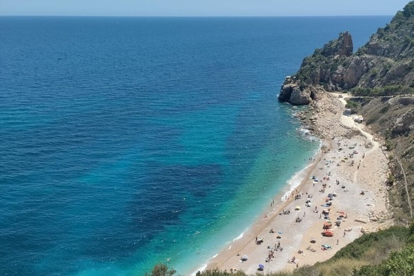 Vlak bij het strand, ligstoelen