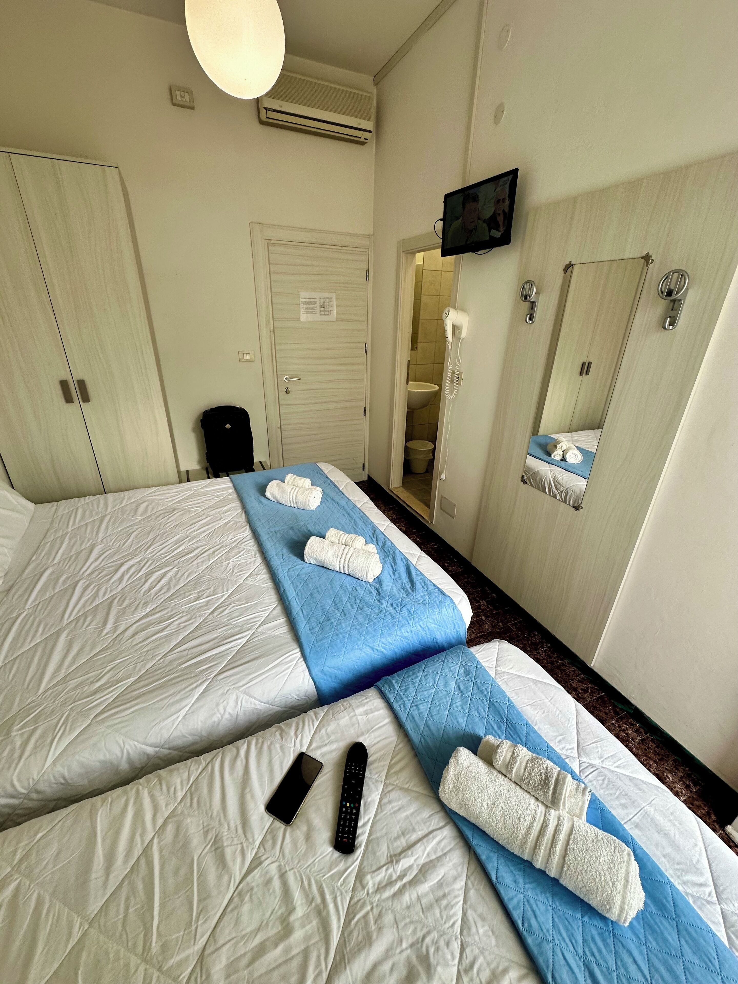 Bureau, chambres insonorisées, Wi-Fi gratuit, draps fournis