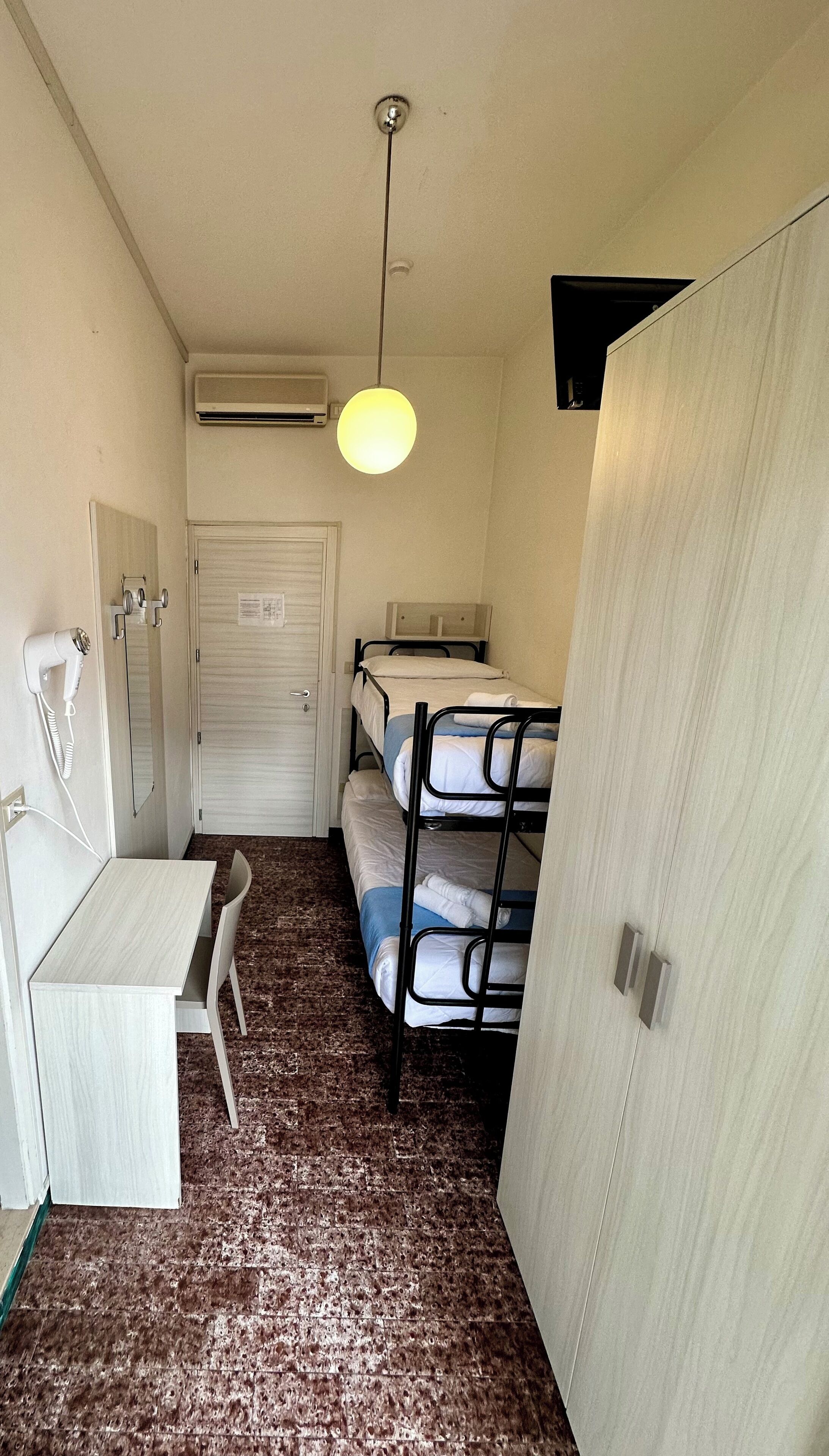 Chambre Double Économique | Bureau, chambres insonorisées, Wi-Fi gratuit, draps fournis