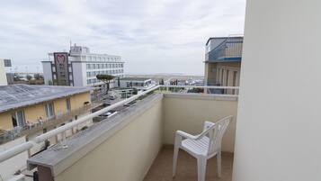Superior-Vierbettzimmer, eingeschränkter Meerblick | Balkon