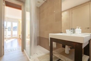 Shower, hair dryer, bidet, towels