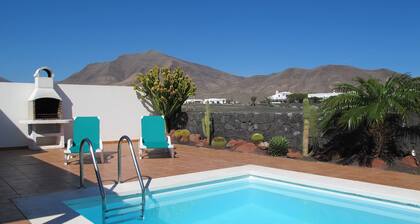 Villa with heated pool, garden and close to the beaches