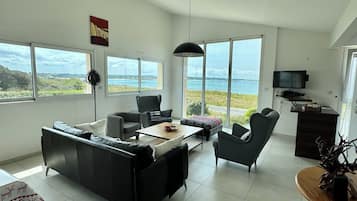 Télévision, lecteur de DVD, livres, chaîne hi-fi