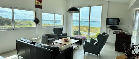 TV, DVD-spiller, bøker og stereoanlegg