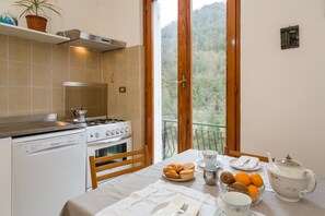 Réfrigérateur, four à micro-ondes, surface de cuisson, lave-vaisselle