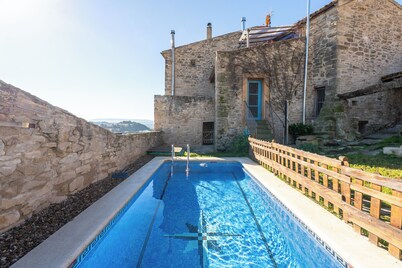 Casa rural del s.XVI con piscina privada y vistas a la montaña