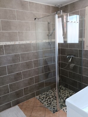Douche, sèche-cheveux, serviettes fournies, savon