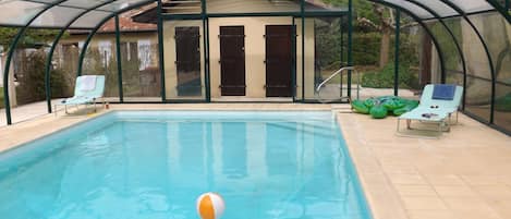 Una piscina cubierta, una piscina climatizada