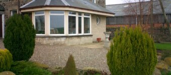 Vakkert beliggende midt bølgende jordbruksland