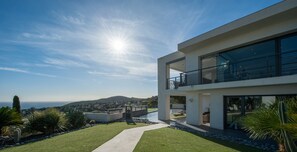 Exterior - Zen setting, facing the sea, luxury, close to St-Tropez and the beaches (Cavalaire-Sur-Mer)