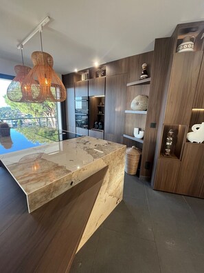 冰箱、微波炉、烤箱、炉灶