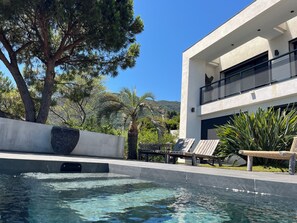 Outdoor pool, a heated pool - Zen setting, facing the sea, luxury, close to St-Tropez and the beaches (Cavalaire-Sur-Mer)
