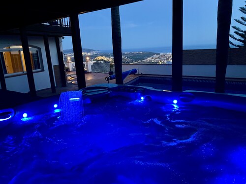 Luxusvilla mit spektakulärer Aussicht! Privater beheizter Pool - Whirlpool!