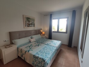 4 habitaciones, tabla de planchar con plancha y cuna de viaje 