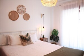 2 quartos, cofres nos quartos, escrivaninha, quartos à prova de som
