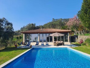 Piscina coperta, piscina all'aperto, lettini