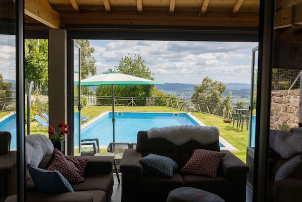 Alberca techada, alberca al aire libre y camastros