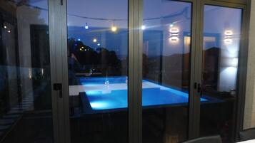 Una piscina techada, una piscina al aire libre