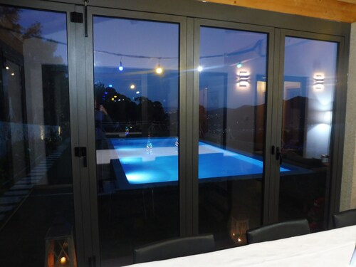 Stunning Mountain Retreat, with private pool, BBQ, fire pit, Wifi