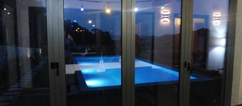 Stunning Mountain Retreat, with private pool, BBQ, fire pit, Wifi