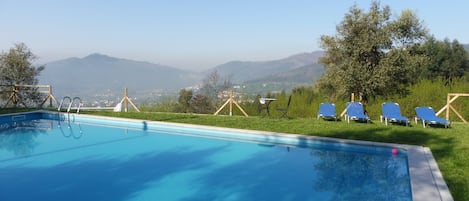 Piscine couverte, piscine extérieure, chaises longues