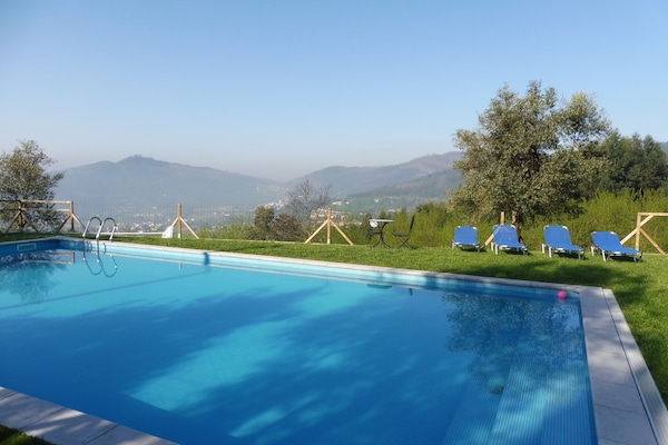 Piscina coperta, piscina all'aperto, lettini