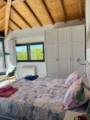 2 bedrooms, desk, iron/ironing board, travel cot