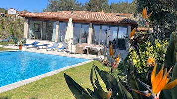 Piscine couverte, piscine extérieure, chaises longues