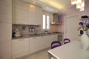 雪櫃、微波爐、焗爐、爐具