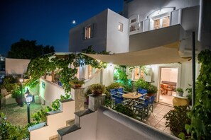 Outdoor dining - Two-Bedroom Apartment without Kitchen (6-7 Adults) - First Floor Livadia Beach. (paros)
