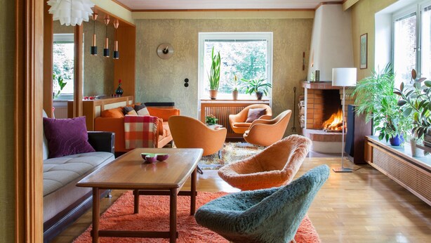 A spacious living room with a wooden ceiling, a fireplace, and a large window. - 60ies house in Stockholm close to nature, International Fairs, S-malm and City (Stockholm)