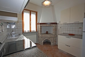 Réfrigérateur, four, plaque de cuisson, lave-vaisselle