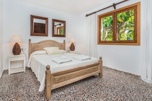 3 slaapkamers, een strijkplank/strijkijzer, gratis wifi, beddengoed