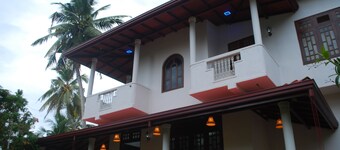 Maali,s Residence ........ Peaceful coastal Village in Midigama - Galle 