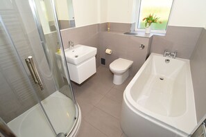 Bathtub, hair dryer, towels, soap - Cottage With Secure Garden, Wood Burning Stove And Sea Views (St Cyrus)