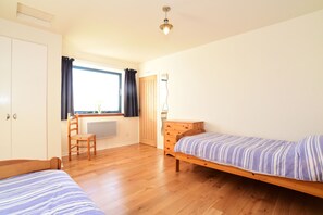 2 bedrooms, iron/ironing board, WiFi, bed sheets - Cottage With Secure Garden, Wood Burning Stove And Sea Views (St Cyrus)