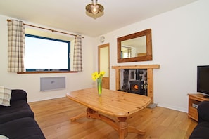 Smart TV, DVD player, books, video library - Cottage With Secure Garden, Wood Burning Stove And Sea Views (St Cyrus)