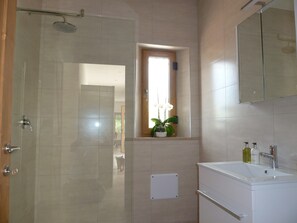 Combined shower/tub, hair dryer, towels, soap - Architecturally Designed Sea View Villa in Carovigno, Nr Ostuni with Heated Pool (carovigno)