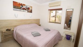 2 makuuhuonetta, tallelokero huoneessa, silitysrauta/-lauta