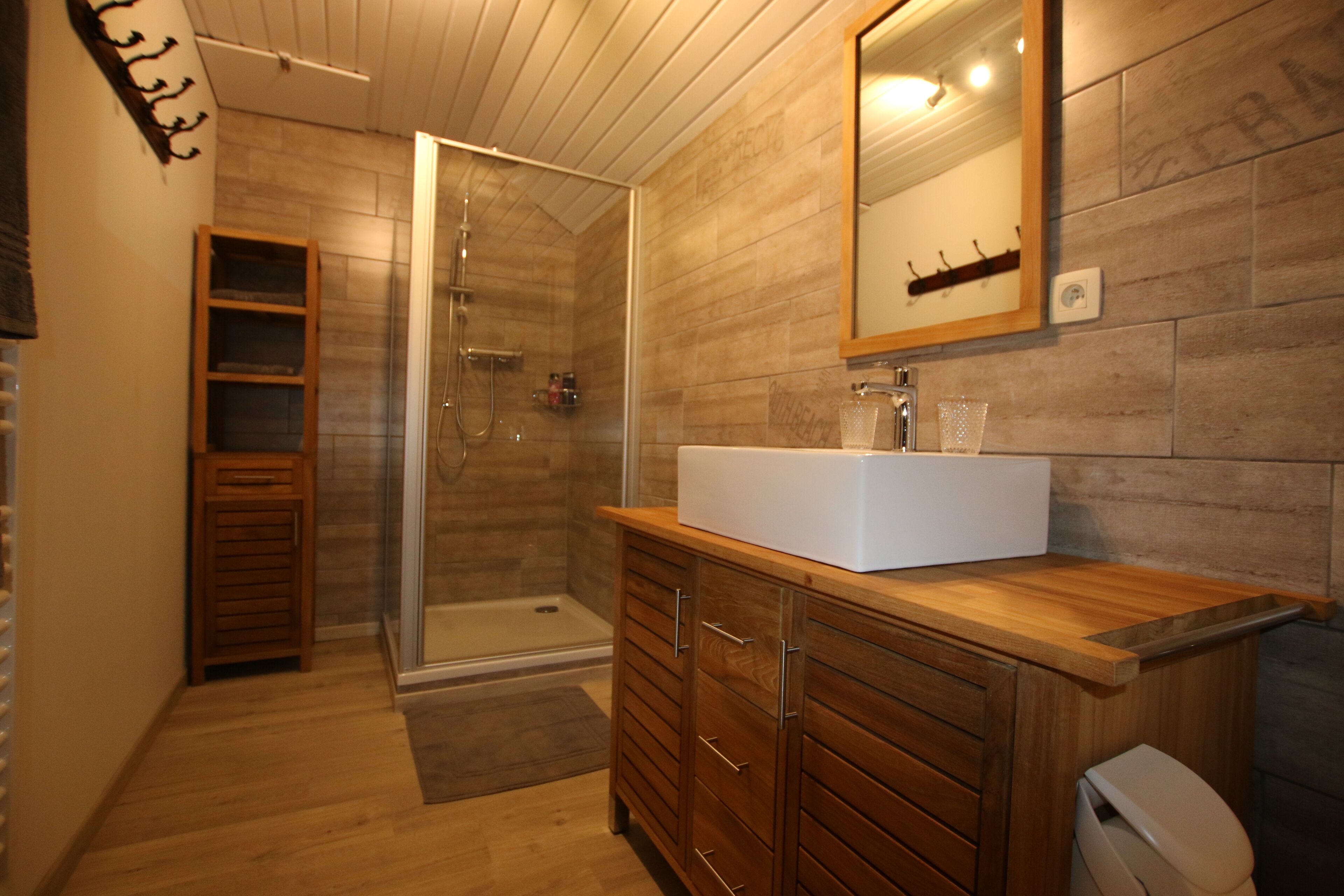 Badewanne, Haartrockner, Handtücher, Toilettenpapier