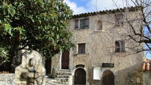 A stone building with a sign reading "L'atelier de Valérie."