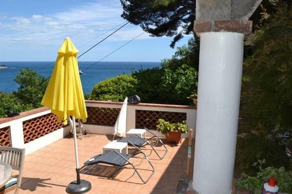 Terrace/patio - Between Monaco & St Jean Cap Ferrat, Eze bord de Mer, 200 m from the beach (Èze)