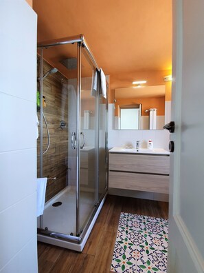 Shower, hair dryer, bidet, towels - Large apartment for exclusive use on the sea (Trapani)