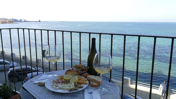A table with food and drinks on a balcony overlooking the sea. - Large apartment for exclusive use on the sea (Trapani)