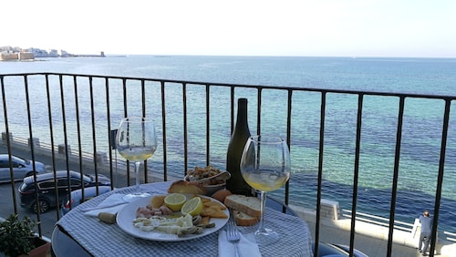 Large apartment for exclusive use on the sea