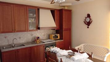 Frigorifero, forno, piano cottura, pentole/stoviglie/utensili