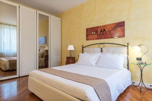 1 habitación, escritorio, tabla de planchar con plancha y cuna de viaje