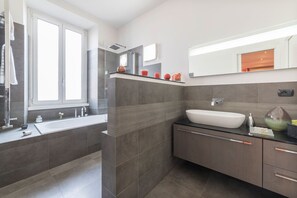 Combined shower/bathtub, hair dryer, bidet, towels - Modern and Bright flat near Trastevere (Roma)