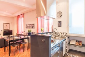 Fridge, microwave, oven, stovetop - Modern and Bright flat near Trastevere (Roma)